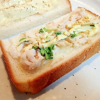 サラダチキンとかいわれ大根と白ごまのトースト